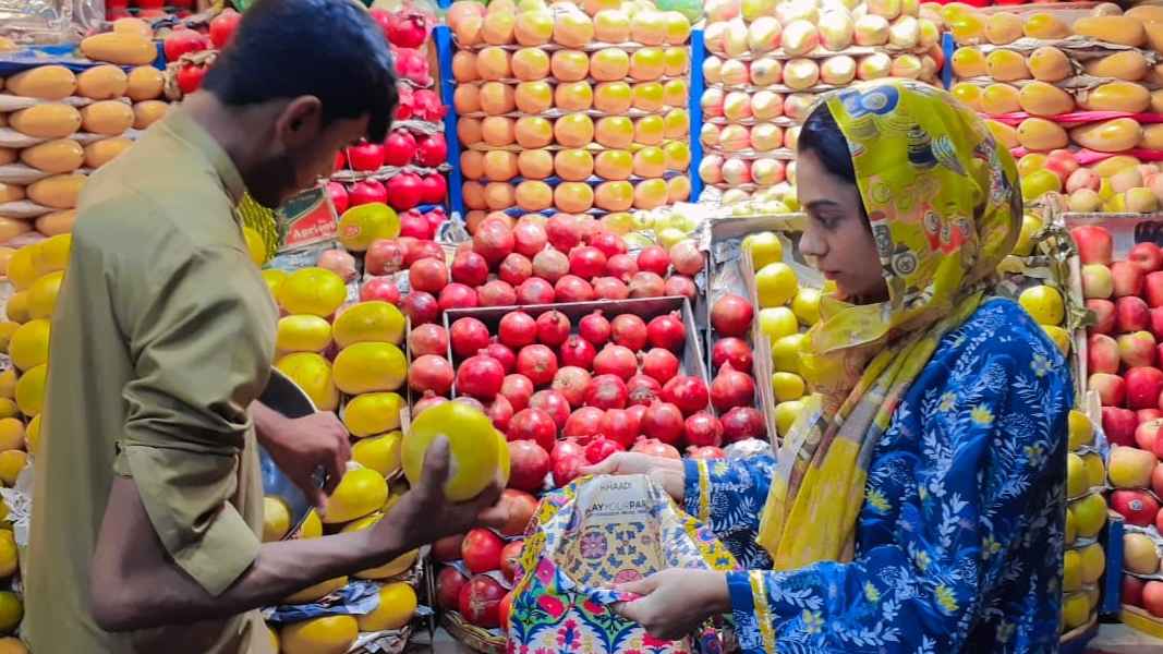 Using Tote Bag to carry fruits and vegetables to cut down plastic use