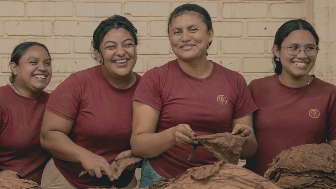 Women in Tobacco Factory ar Honduras 