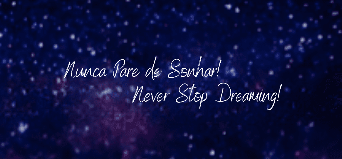 A Milky Way–inspired background with a horizontal band of blue and purple cosmic light. Centered on the image are two sentences displaying the project’s name in Portuguese and English.